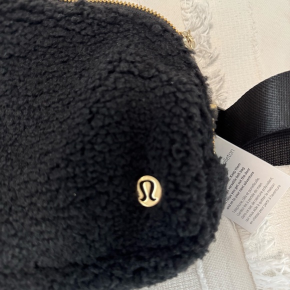 Lululemon Everywhere Belt Bag 1L Black *Fleece - NWT - Picture 10 of 12